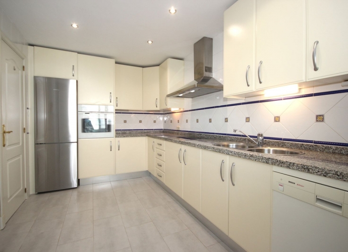 Apartamento Planta Media en Bahía de Marbella Bahía Real  - 10