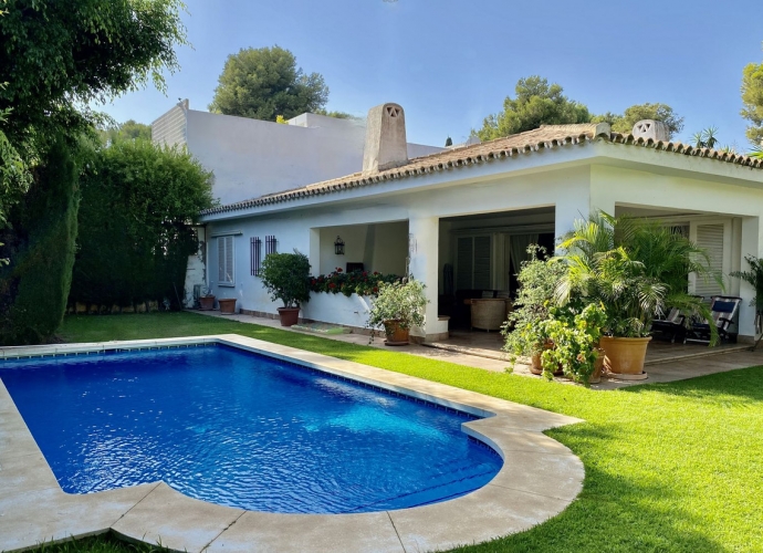 Villa Detached in Los Monteros - 1