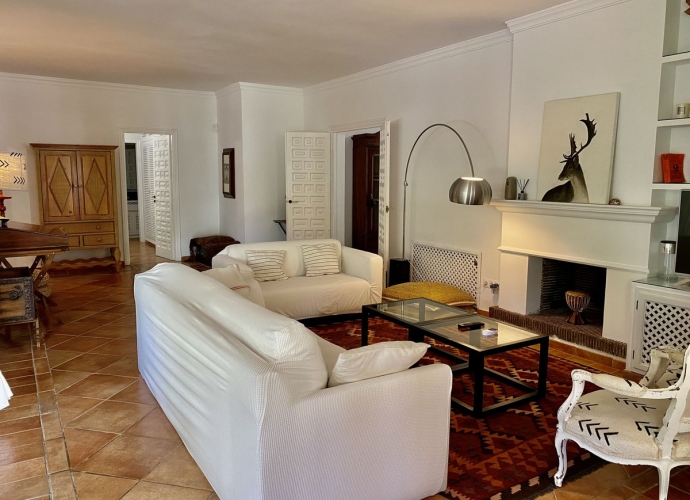 Villa Detached in Los Monteros - 3