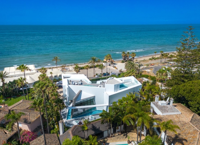 Villa Detached in Los Monteros - 1