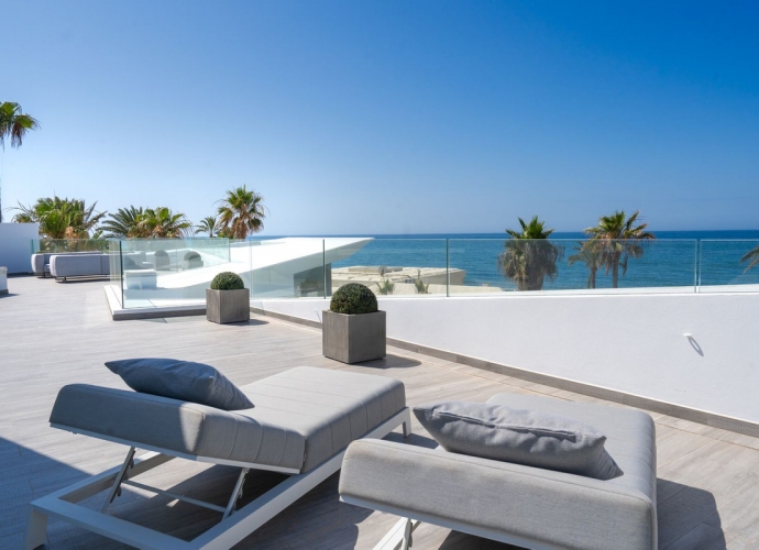 Villa Detached in Los Monteros - 3