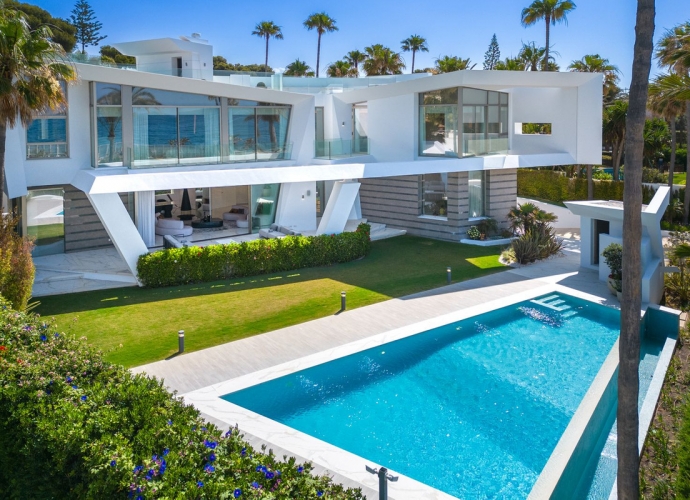 Villa Detached in Los Monteros - 4