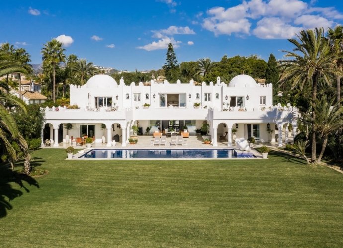 Villa Detached in Los Monteros - 1