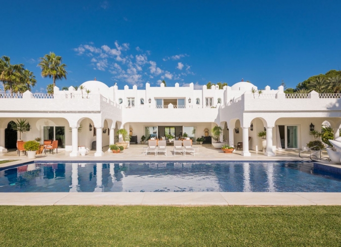 Villa Detached in Los Monteros - 2