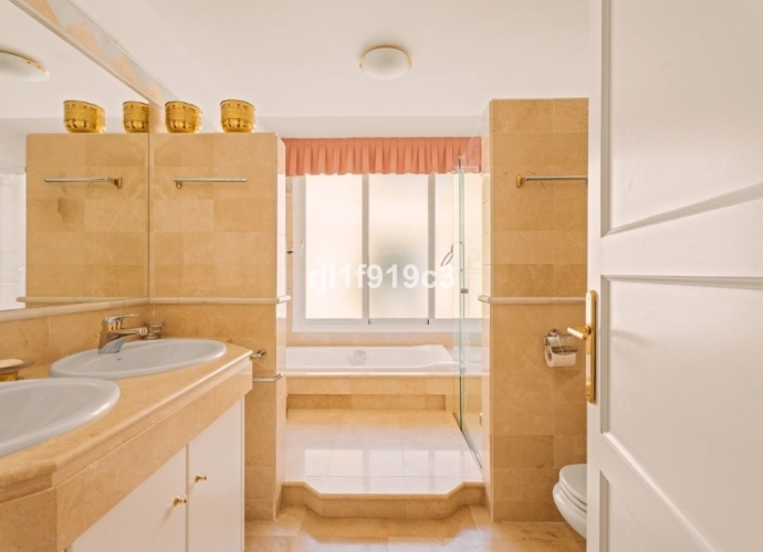 Appartement milieu d’Etage situé à Elviria Elviria Hills  - 8