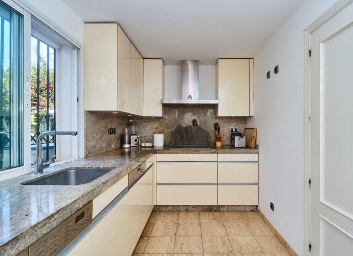 Townhouse Semi Detached in The Golden Mile - 4