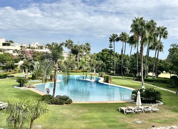 Appartement milieu d’Etage situé à Nueva Andalucía Los Granados Golf  - 1