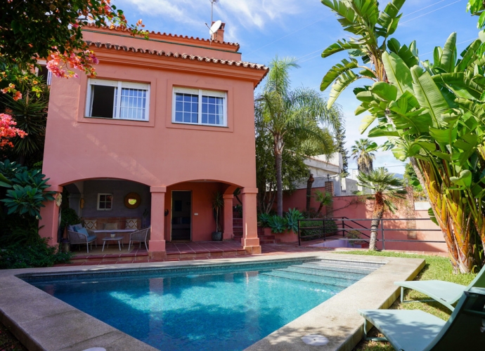 Villa Detached in Nueva Andalucía - 1