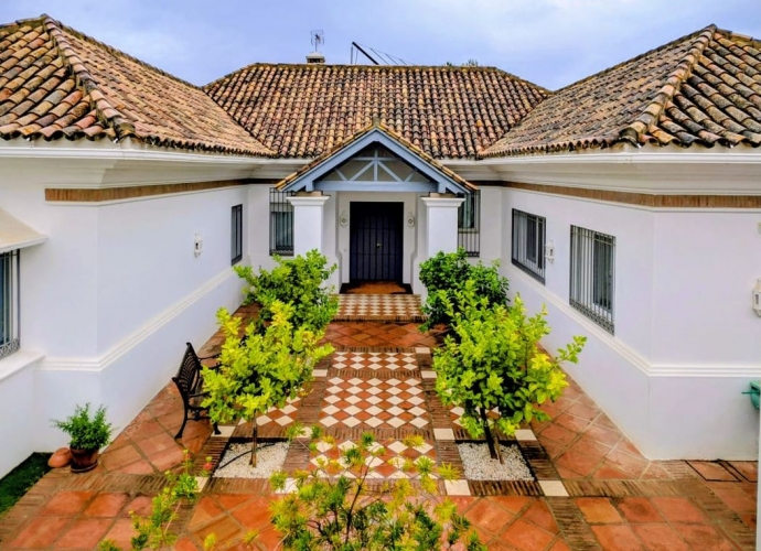 Villa Independiente en Aloha - 1