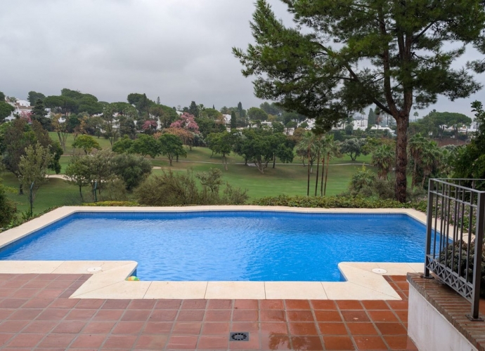 Villa Independiente en Aloha - 2