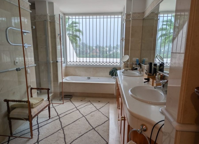 Villa Independiente en Aloha - 4