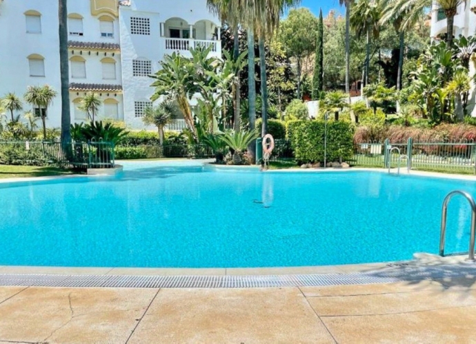 Apartment Middle Floor in The Golden Mile - 2