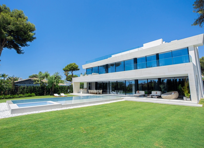 Villa Detached in Los Monteros - 2