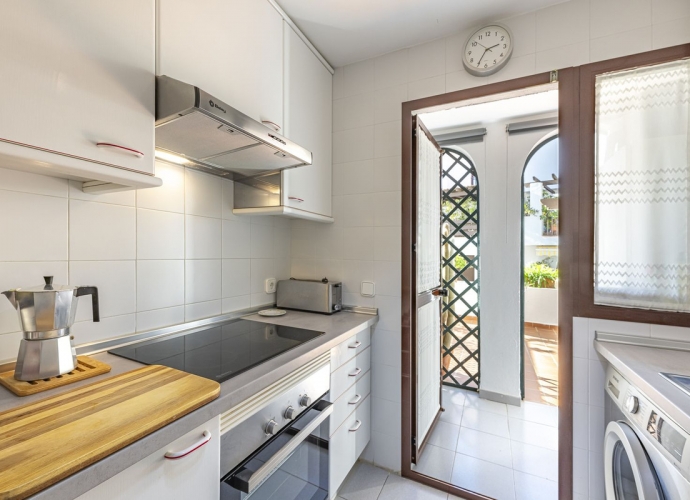 Apartment Middle Floor in The Golden Mile - 8