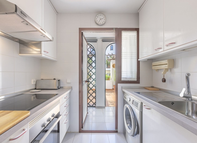 Apartment Middle Floor in The Golden Mile - 9