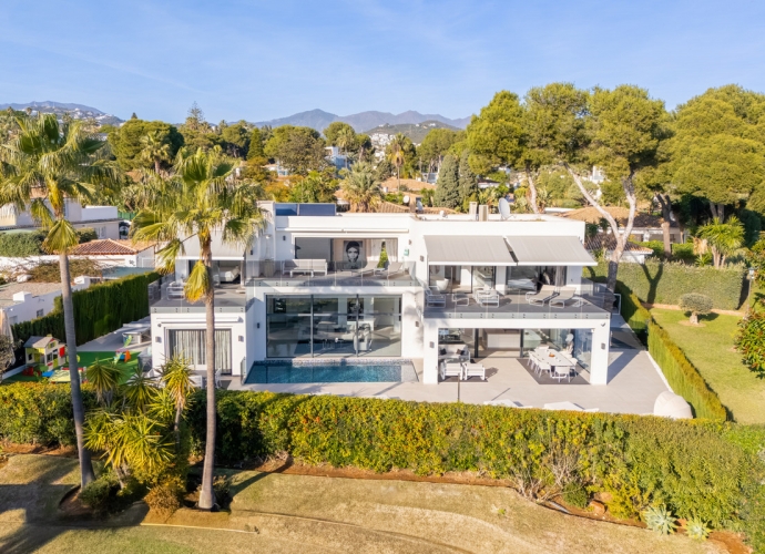 Villa Independiente en Los Monteros - 2