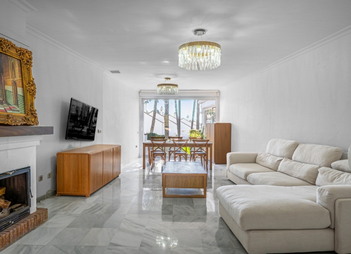 Townhouse Detached in The Golden Mile - 2