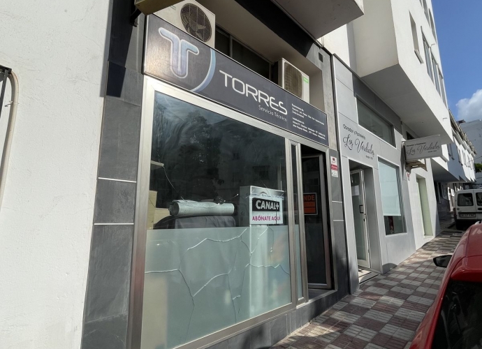 Commercial Shop in Estepona - 1