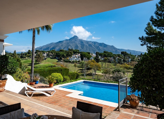 Villa Independiente en Aloha - 1