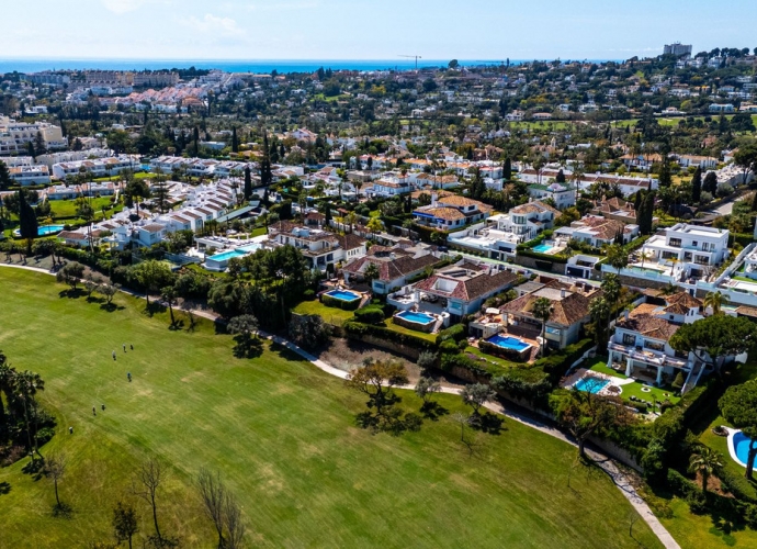 Villa Independiente en Aloha - 8