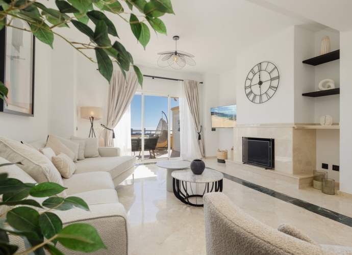 Apartment Middle Floor in Elviria Elviria Hills  - 2