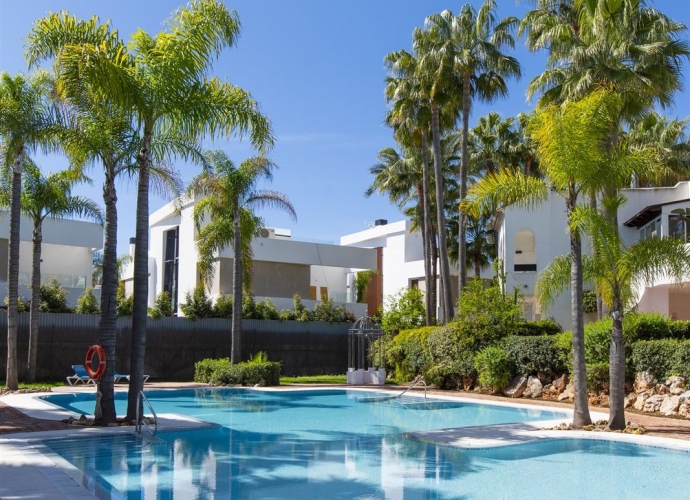 Apartment Middle Floor in Puerto Banús Jardines de Aldaba  - 1