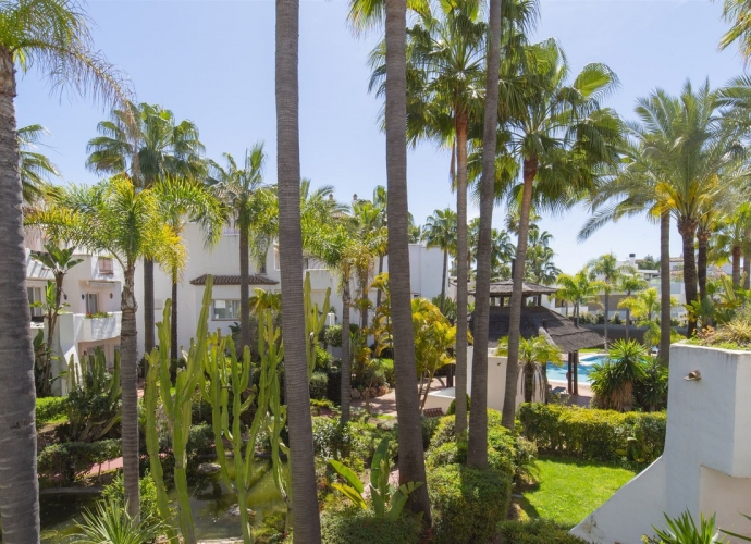 Apartment Middle Floor in Puerto Banús Jardines de Aldaba  - 2
