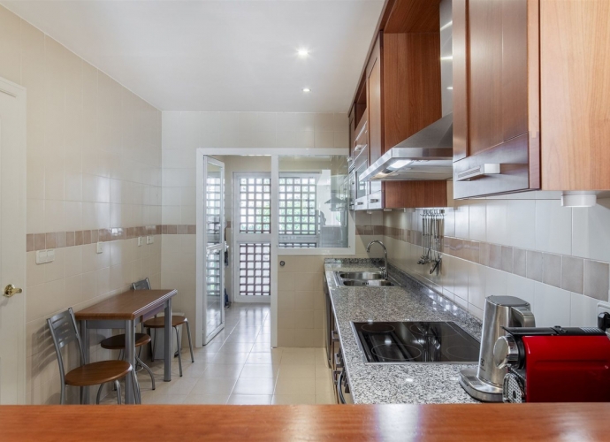 Apartment Middle Floor in Puerto Banús Jardines de Aldaba  - 9