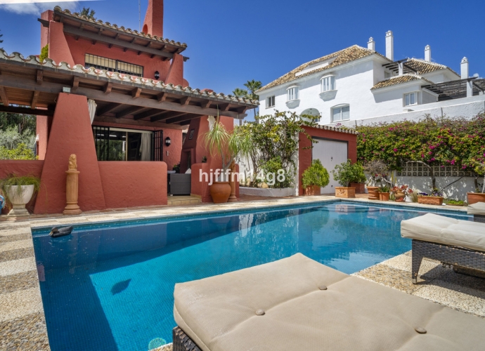 Villa Independiente en Nueva Andalucía - 1
