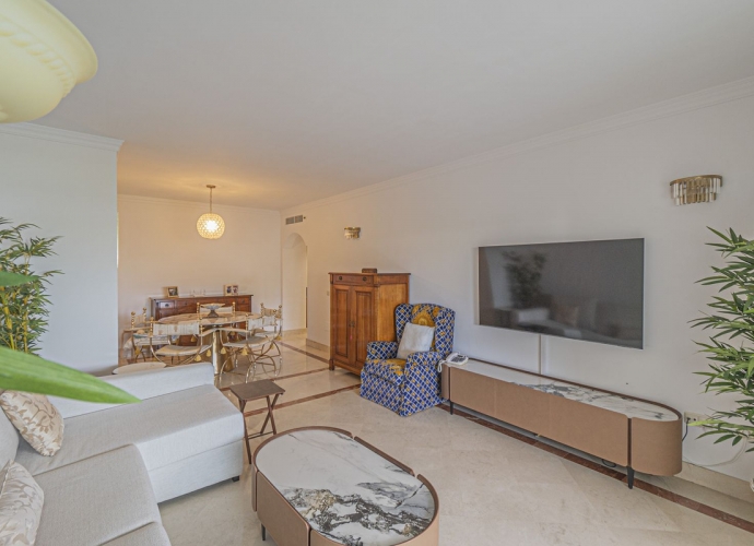 Apartment Middle Floor in The Golden Mile - 2