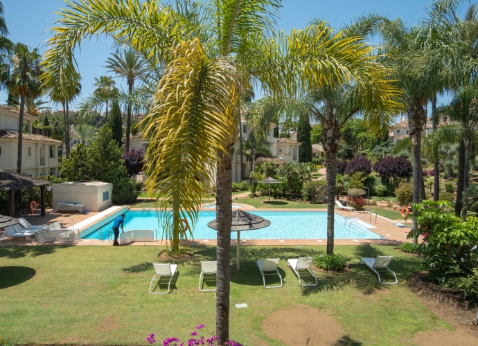 Apartamento Planta Media en Nueva Andalucía Las Alamandas  - 2