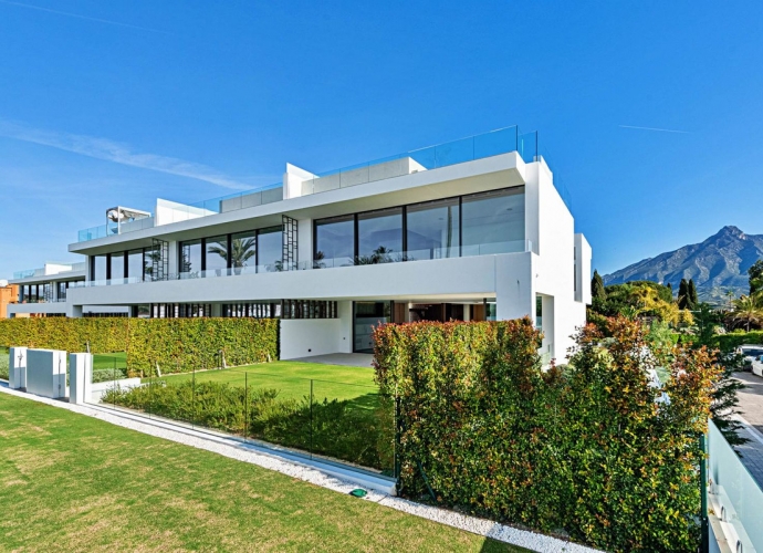 Villa Semi Detached in The Golden Mile - 2