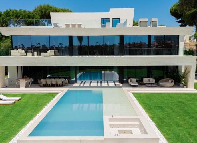 Villa Detached in Los Monteros - 1