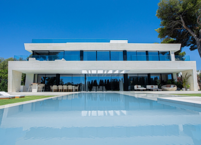 Villa Detached in Los Monteros - 3