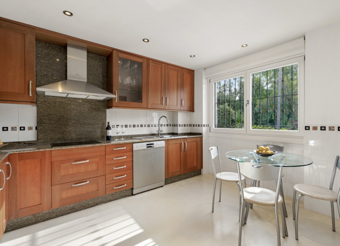 Villa Semi Detached in The Golden Mile - 8